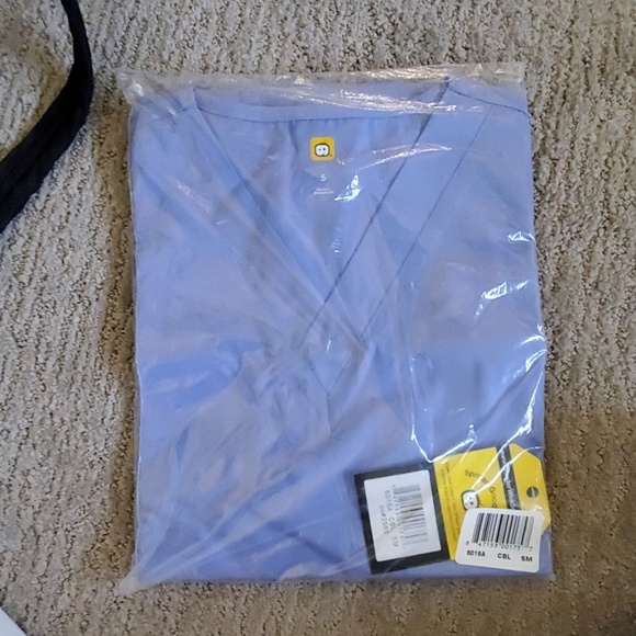 NWT Small WonderWink scrub top. - Picture 2 of 2